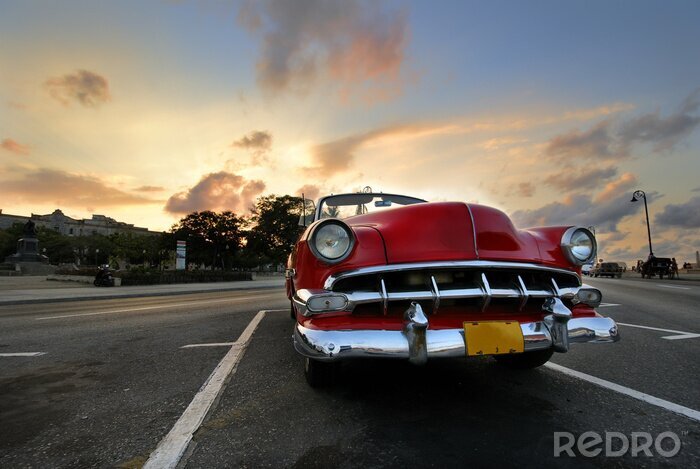 Fotobehang Rode auto in Havana zonsondergang