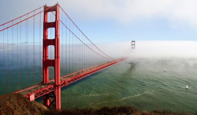 Rode brug in de mist