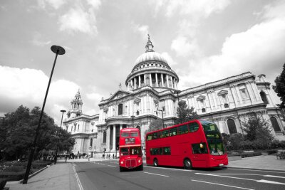 Rode bussen op achtergrond van Londen
