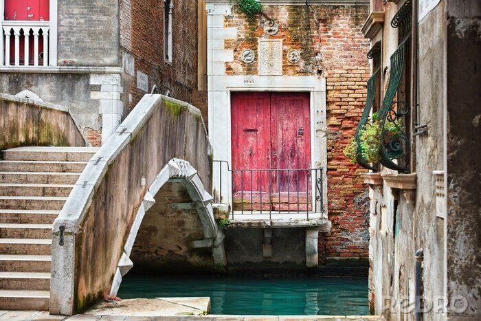 Fotobehang Rode deuren in een Venetiaans herenhuis