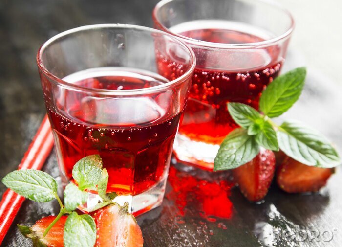 Fotobehang Rode drank met aardbeien