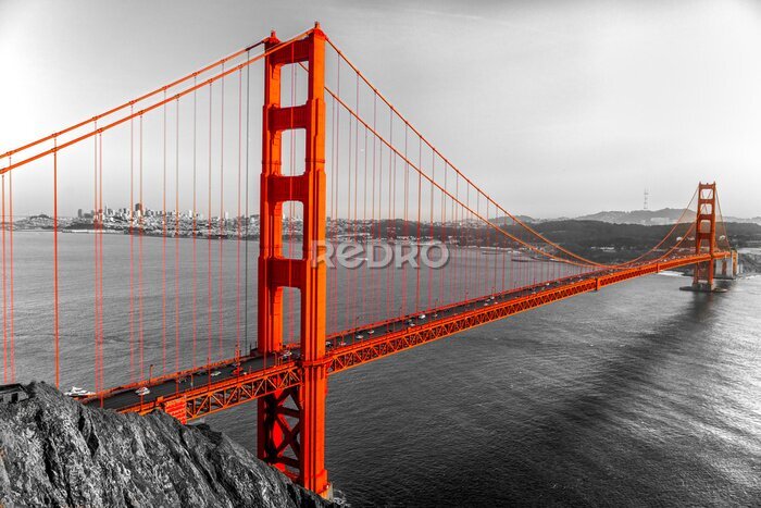 Fotobehang Rode Golden Gate Bridge op een zwart-witte achtergrond