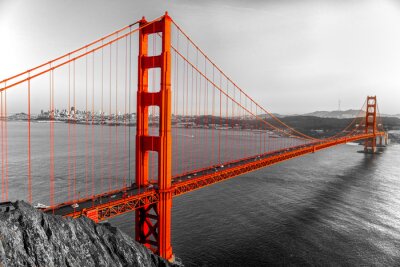 Fotobehang Rode Golden Gate Bridge op een zwart-witte achtergrond