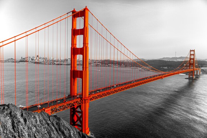 Fotobehang Rode Golden Gate Bridge op een zwart-witte achtergrond