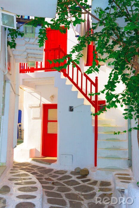 Fotobehang Rode houten frames op walkpath Mykonos Griekenland Cycladen