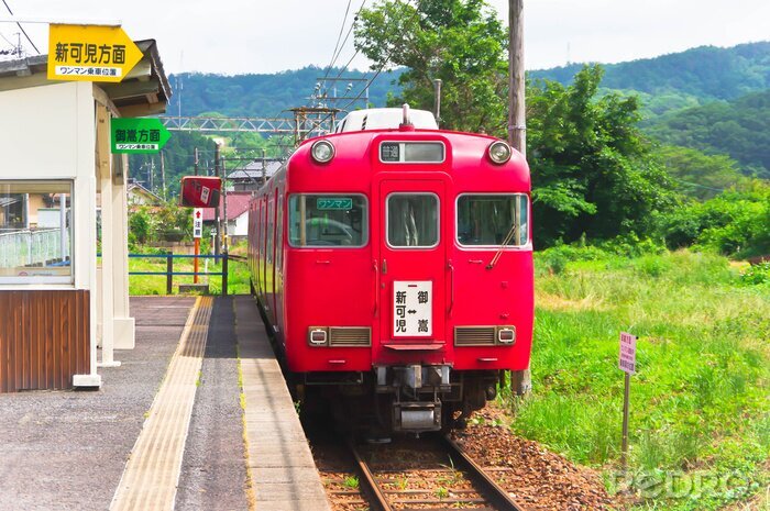 Fotobehang Rode trein aan een klein station
