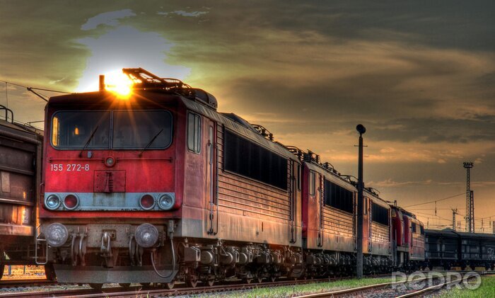 Fotobehang Rode trein bij zonsondergang