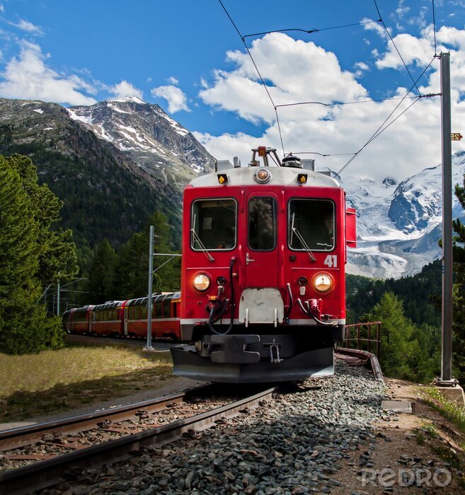 Fotobehang Rode trein in de bergen