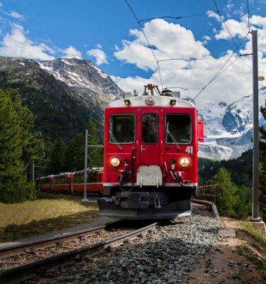 Fotobehang Rode trein in de bergen