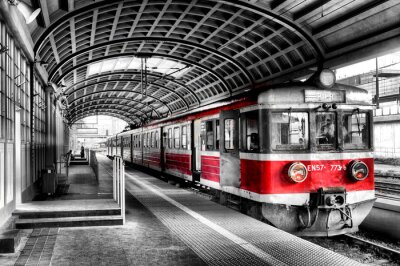 Fotobehang Rode trein op een zwart-witte achtergrond