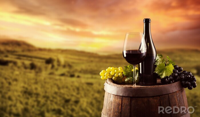 Fotobehang Rode wijn fles en glas op wodden vat