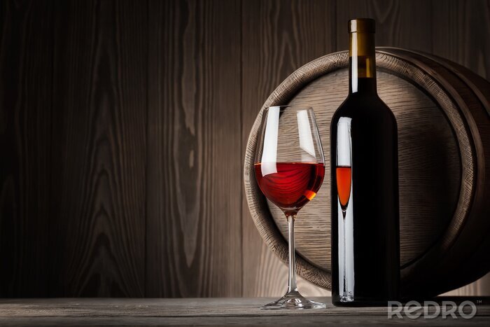 Fotobehang Rode wijn in glas met fles