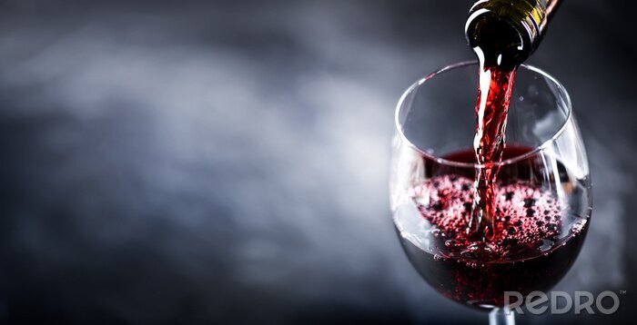 Fotobehang Rode wijn ingeschonken in een glas