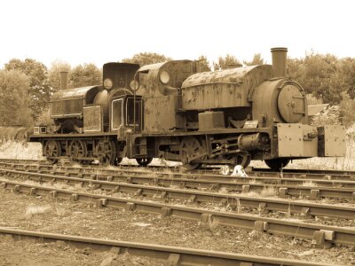 Fotobehang Roestige locomotief trein op de sporen