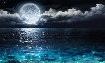 Fotobehang romantische en schilderachtige panorama met volle maan op zee 's nachts