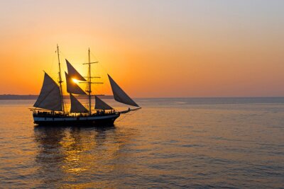 Fotobehang Romantische zonsondergang met zeilschip