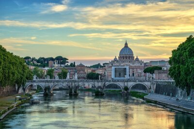 Rome en zonsondergang over de rivier