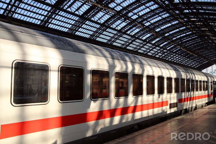 Fotobehang Rood-witte trein in een modern station