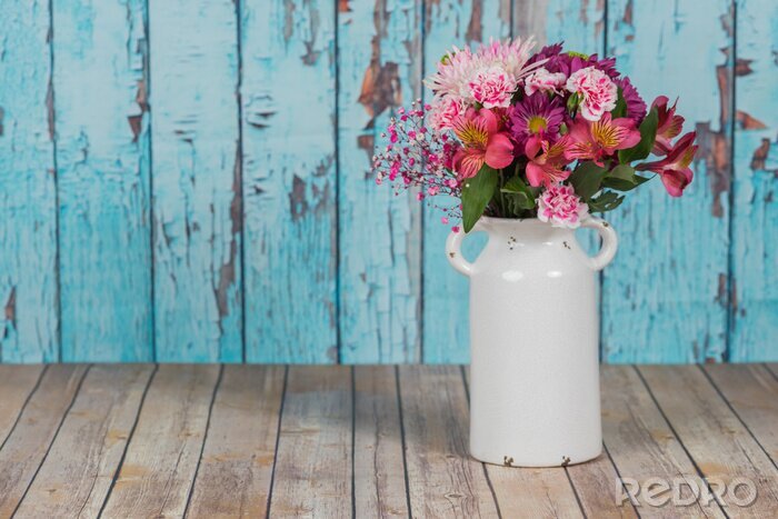 Fotobehang Roze bloemen in een witte vaas