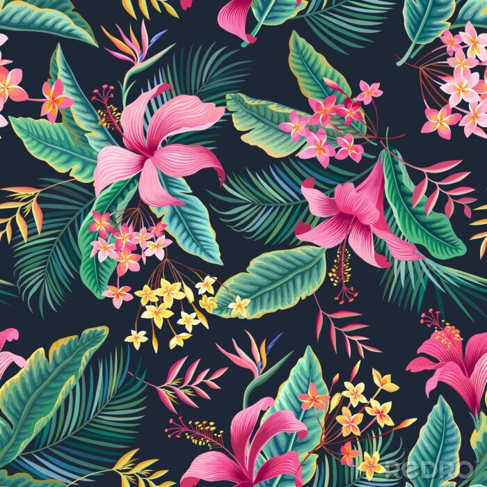 Fotobehang Roze hibiscusbloemen tussen tropische bladeren