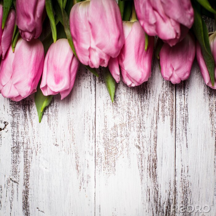 Fotobehang Roze tulpen over houten tafel