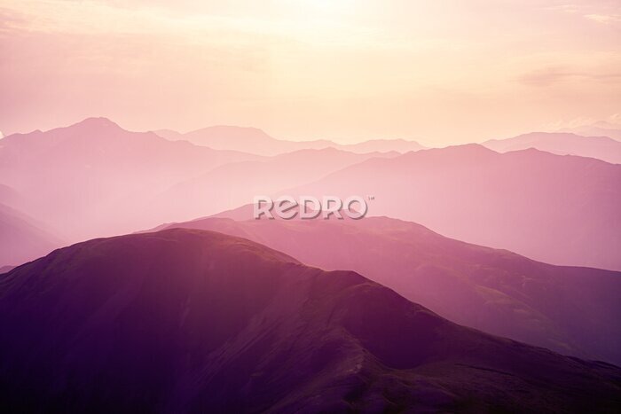 Fotobehang Roze zonsondergang in de bergen