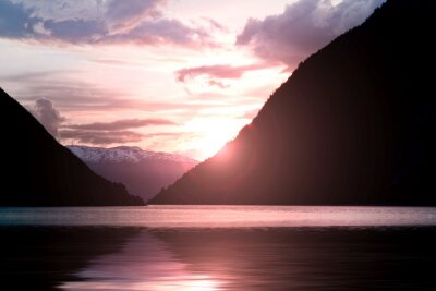 Roze zonsondergang tussen de fjorden
