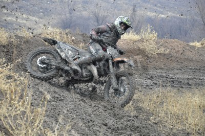 Fotobehang Rusland, Samara - 7 november 2010, motocross regionaal kampioenschap, onbekende ruiter crash, stoffige spoor