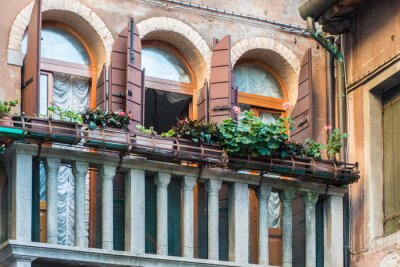 Rustieke vensters op Europese oude huizen