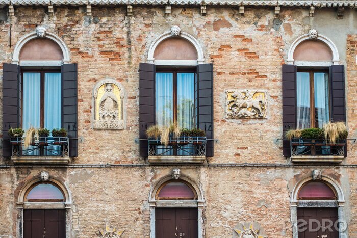 Fotobehang Rustieke vensters op Europese oude huizen