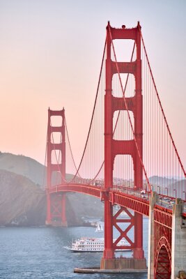 San Francisco en Golden Gate in mist