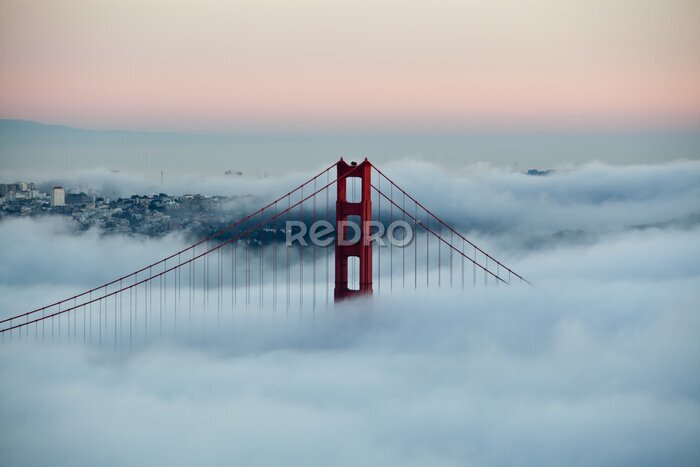 Fotobehang San Francisco met de rode brug in de mist