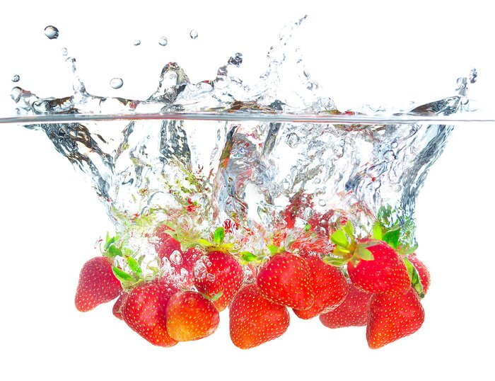 Fotobehang Sappige aardbeien gedoopt in water