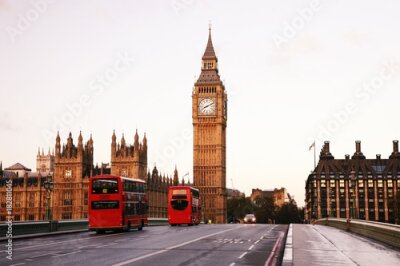 Fotobehang Scène van Westminster Bridge gezien vanaf South Bank, stille ochtend aanwezig dubbeldekkerbus.