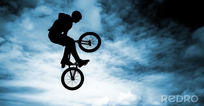 Fotobehang Schaduw van een fietser op een hemelachtergrond