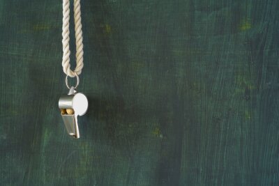 scheidsrechter fluitje op houten achtergrond