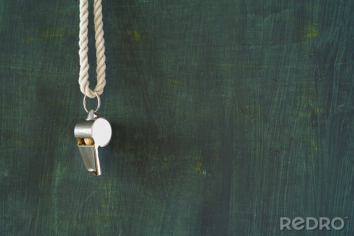 Fotobehang scheidsrechter fluitje op houten achtergrond