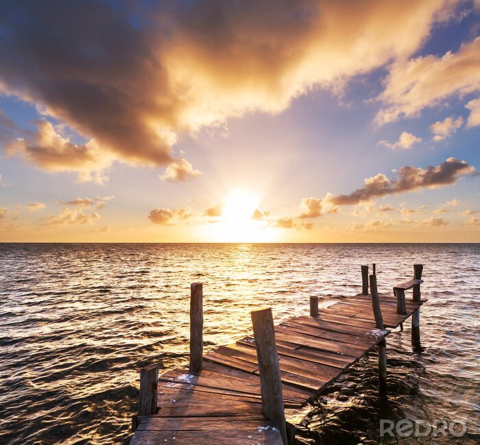 Fotobehang Scheve pier over de zee