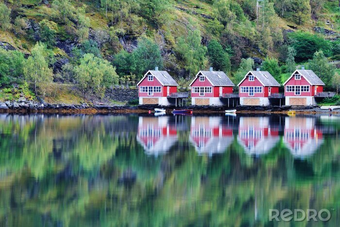 Fotobehang Schilderachtig uitzicht op het meer en de visserij hutten in Flam, Noorwegen