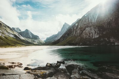 Fotobehang Schilderachtig uitzicht op Noors landschap met bergen
