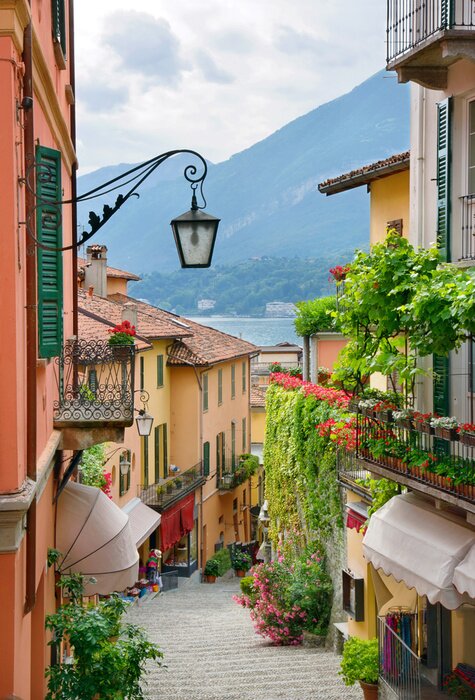 Fotobehang Schilderachtig uitzicht stadje straat in Comomeer Italië