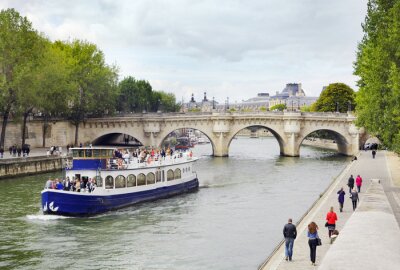 Fotobehang Schip op de rivier in Parijs