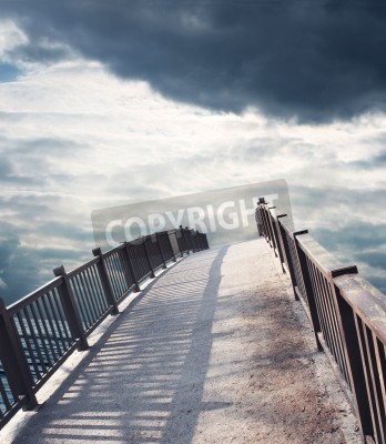 Fotobehang Schuine stenen brug over de zee