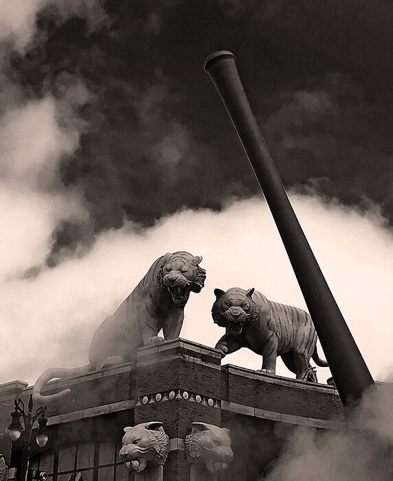 Fotobehang Sculptuur van tijger op een gebouw