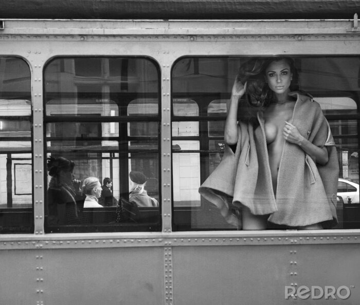 Fotobehang Sensuele vrouw in een tram