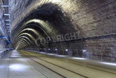 Fotobehang Sfeervolle spoorwegtunnel