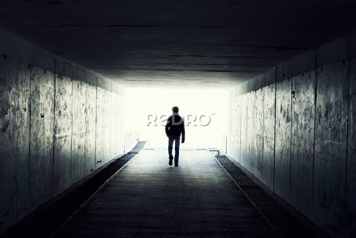 Fotobehang Silhouet van de Mens die in de tunnel. Licht aan einde van de tunnel