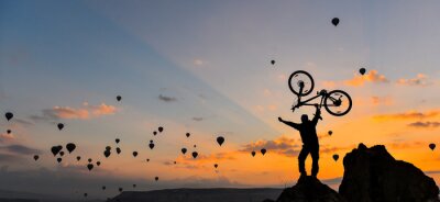 Fotobehang Silhouet van een fietser en ballonnen