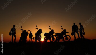 Fotobehang Silhouetten van motorfietsen en motorrijders tegen de achtergrond van de zonsondergang