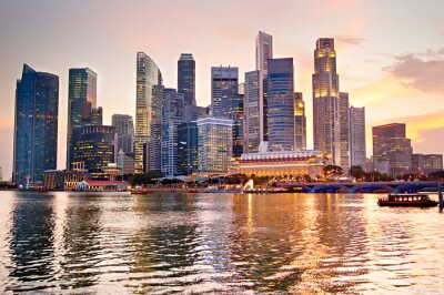 Skyline van de stad Singapore bij zonsondergang